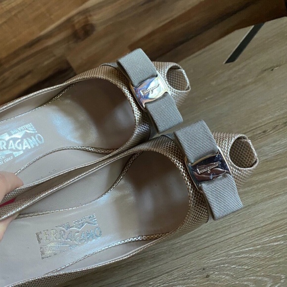 Salvatore Ferragamo Grazia Pebble Leather Bow Pumps in Champagne Silver, 10B - Picture 4 of 10